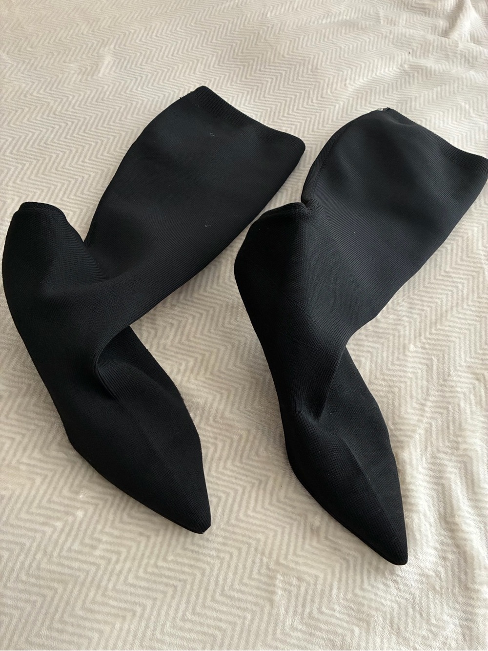 Pointed Black up to Knee Stretch Sock Boots, gorgeous kitten heel